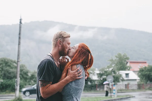 Hermosa pareja abrazándose en la lluvia —  Fotos de Stock