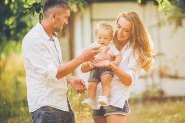 Aileler yaz bahçesinde bir çocukla