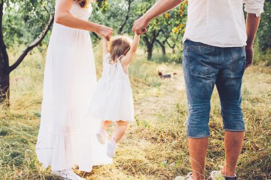 Genç aile bahçede yürüyüş