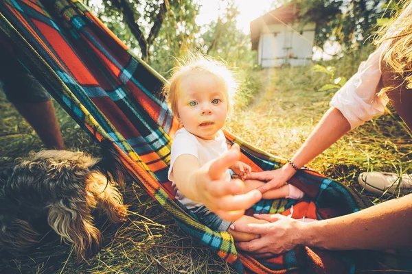 Mutlu neşeli genç aile — Stok fotoğraf