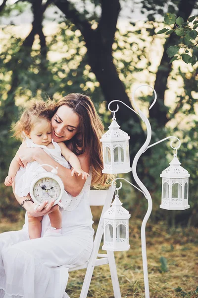 Madre e hija en la naturaleza —  Fotos de Stock