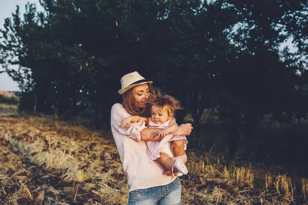 Madre e figlia insieme all'aperto — Foto Stock