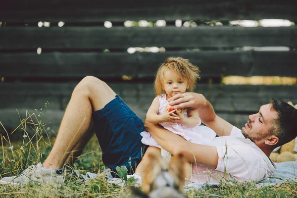 Família feliz no gramado no parque — Fotografia de Stock