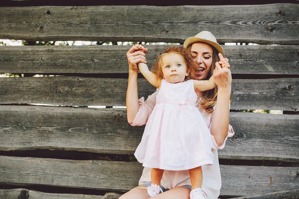 Mère jouant avec sa petite fille — Photo