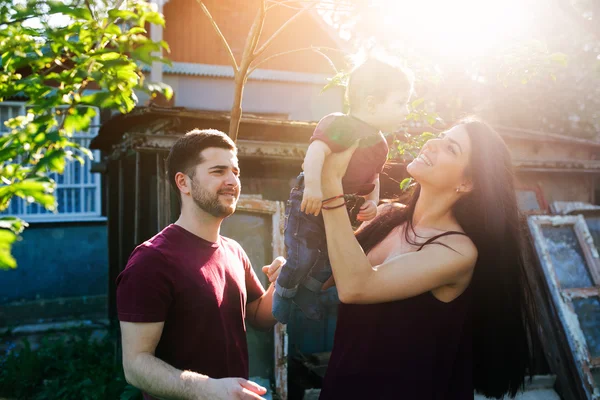 Ung familj med ett barn på natur — Stockfoto