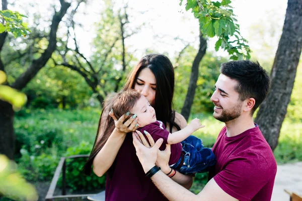 Junge Familie mit Kind in der Natur — Stockfoto