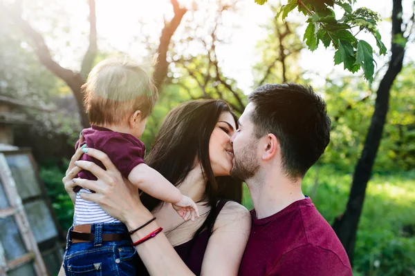 Familia joven con un niño en la naturaleza —  Fotos de Stock