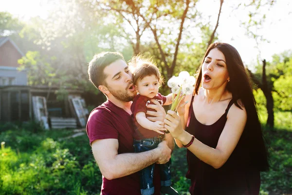 Ung familj med ett barn på natur — Stockfoto