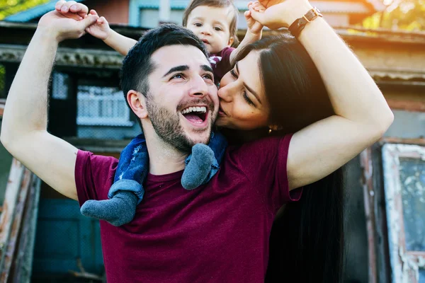 Giovane famiglia con un bambino sulla natura — Foto Stock