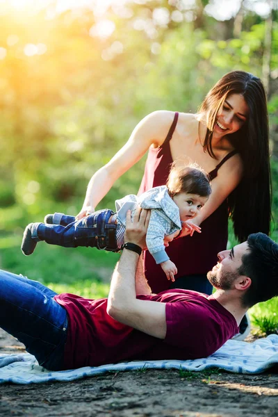 Giovane famiglia con un bambino sulla natura — Foto Stock