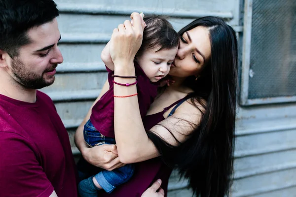 Ung familj med ett barn — Stockfoto