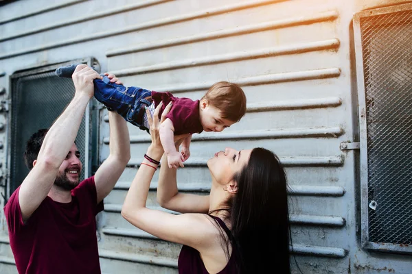 Famiglia giovane con un bambino — Foto Stock