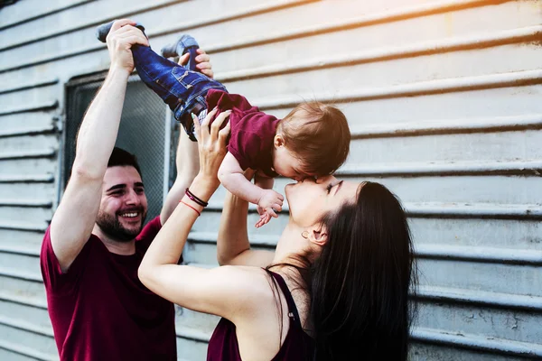 Jeune famille avec un enfant — Photo