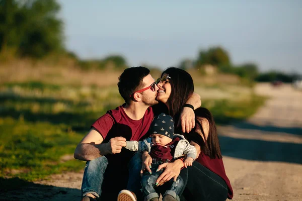 Giovane famiglia con un bambino sulla natura — Foto Stock