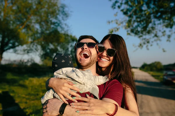 Giovane famiglia con un bambino sulla natura — Foto Stock