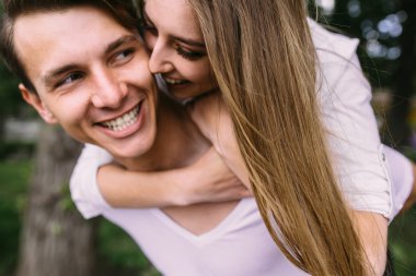 Genç Yetişkin esmer erkek ve kadın parkta