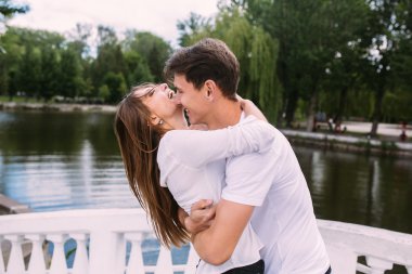 Adam sevgilisine sarılıyor.