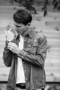 yakışıklı delikanlı bir kot gömlek