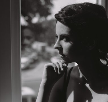 Gelin pencereden bakıyor