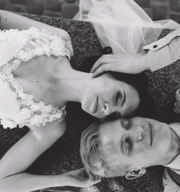 Gelin ve damat eğleniyor