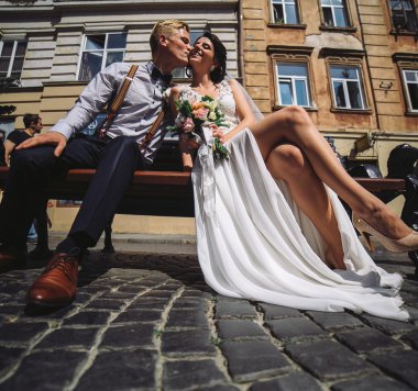 Gelin ve damat bankta oturmak