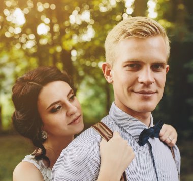 Poz güzel düğün çifti