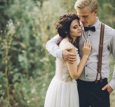 Yavaşça kucaklayan onun gelin damat