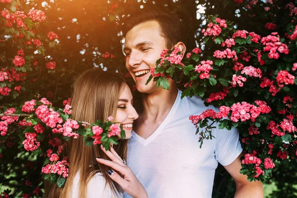 Jovem casal feliz no amor ao ar livre — Fotografia de Stock