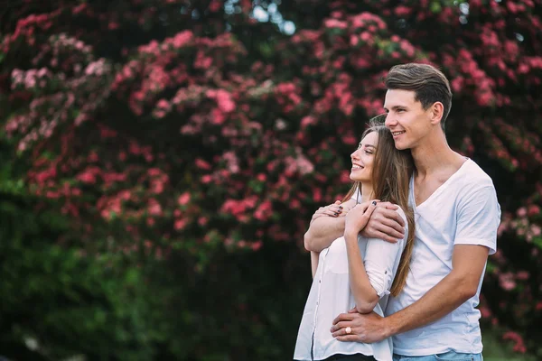 Unga lyckliga par i kärlek utomhus — Stockfoto