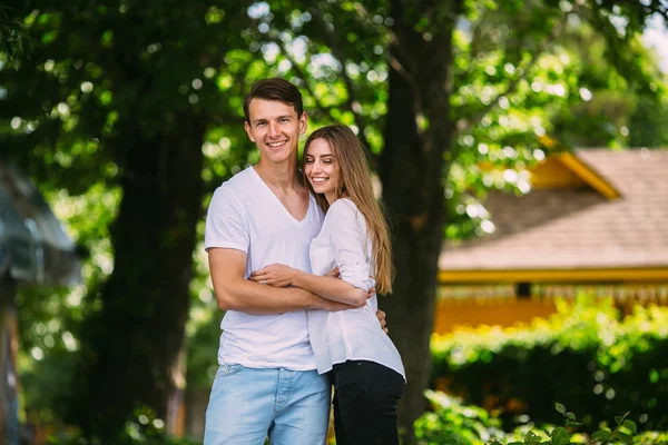 Mladý dospělý bruneta muž a žena v parku — Stock fotografie