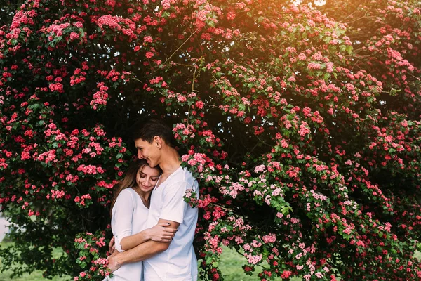 Jeune couple heureux amoureux en plein air — Photo