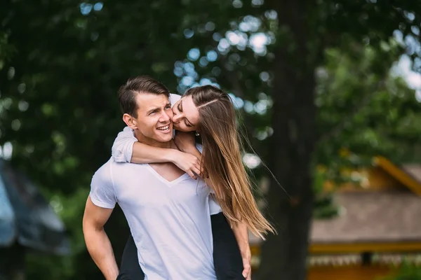 Молодые взрослые брюнетки мужчина и женщина в парке — стоковое фото