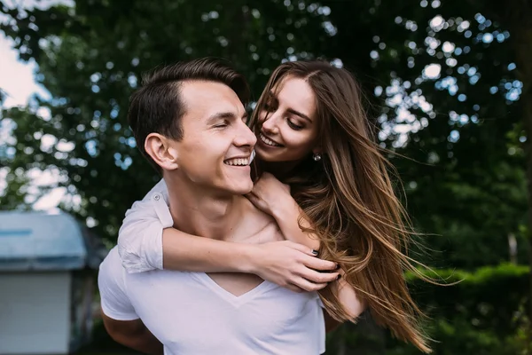 Молодые взрослые брюнетки мужчина и женщина в парке — стоковое фото