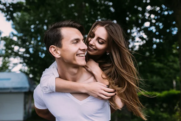 Young adult brunette man and woman in the park — Stock Photo, Image