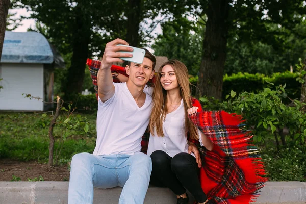 Hermosa pareja joven hace selfie — Foto de Stock