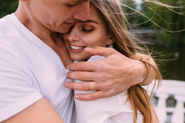 Guy knuffelen zijn vriendin — Stockfoto