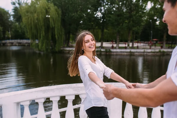 Paar plezier op een brug in het park — Stockfoto