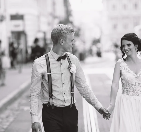 Mariée et marié dans la rue — Photo