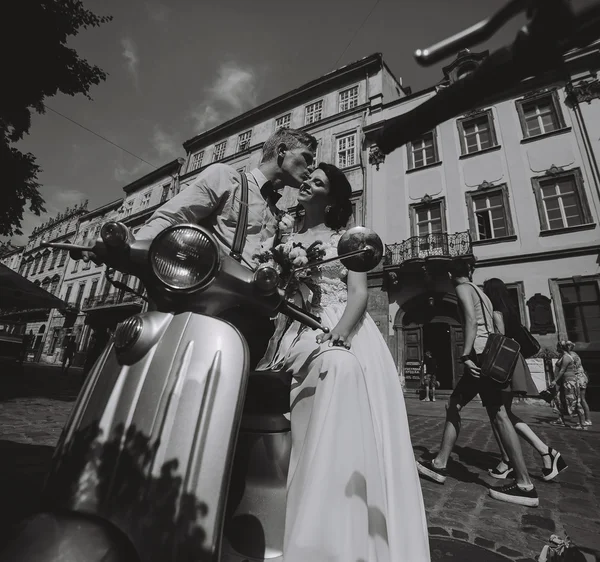 Bruid en bruidegom op vintage motor scooter — Stockfoto