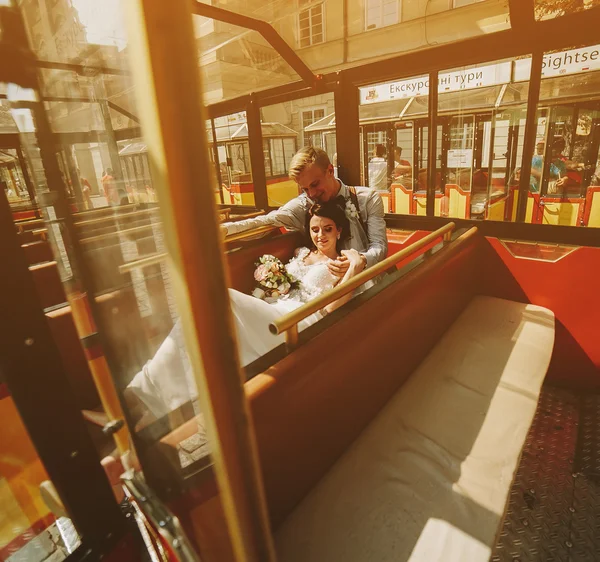 Bride and groom posing in a tour car — Stock Photo, Image