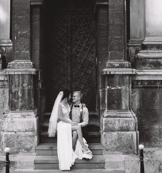 Mariée assise sur le genou du marié — Photo