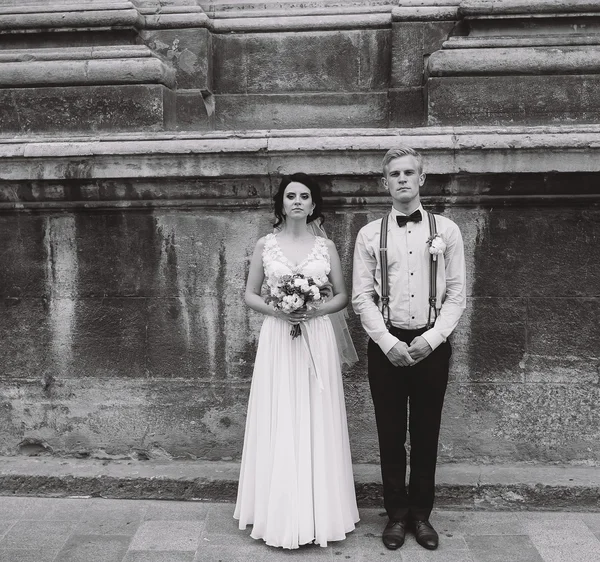 Das Brautpaar posiert — Stockfoto