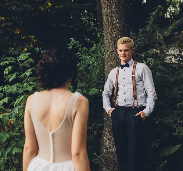 Bride comes to the groom — Stock Photo, Image