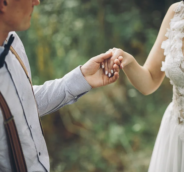 Kommer bruden till brudgummen — Stockfoto