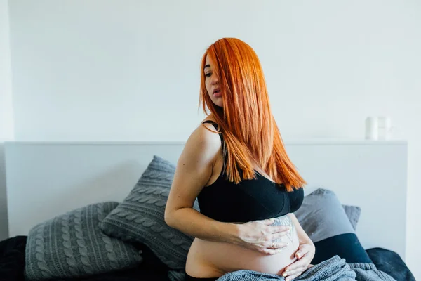 Young pregnant woman — Stock Photo, Image