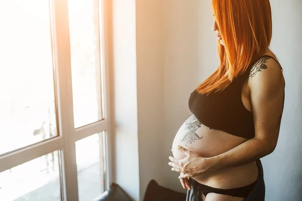 Young pregnant woman — Stock Photo, Image