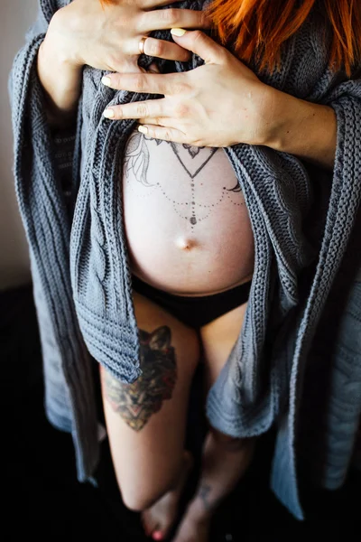 Jeune femme enceinte — Photo