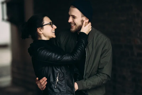 Casal posando no backstreet — Fotografia de Stock