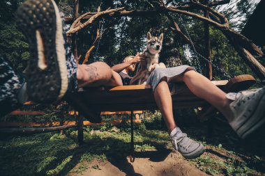 köpek bir salıncak üzerinde birlikte güzel Çift
