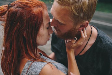 güzel çift yağmurda sarılma